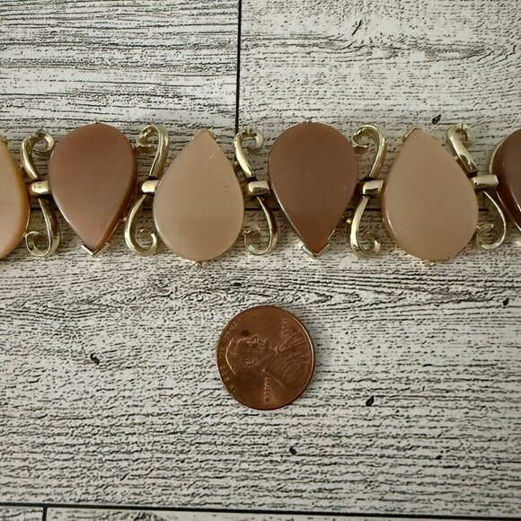 Vintage Chunky Gold Tone 2 Tone Thermoset Lucite Link Bracelet Collector’s Item - Picture 6 of 8